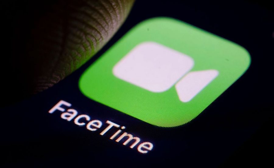 BERLIN, GERMANY - DECEMBER 14: The Logo of videotelephony product FaceTime is displayed on a smartphone on December 14, 2018 in Berlin, Germany. (Photo by Thomas Trutschel/Photothek via Getty Images)