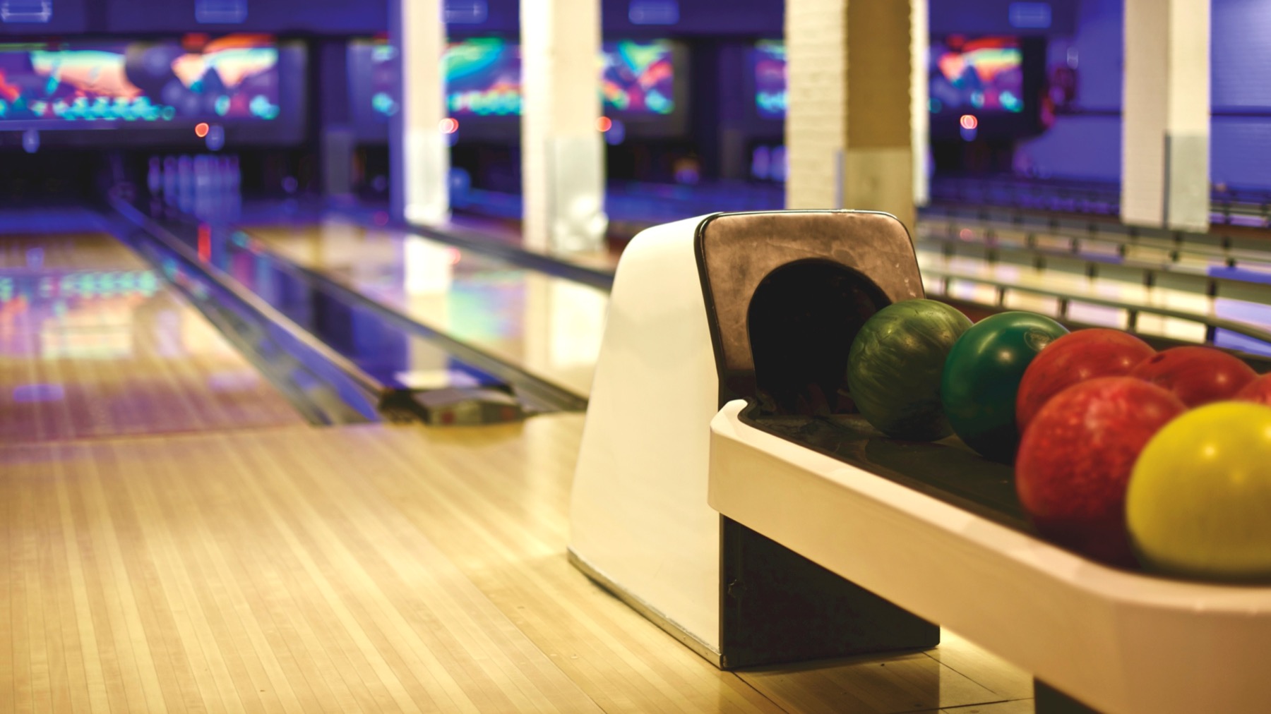 https://www.choosechicago.com/blog/family/chicagos-best-bowling-alleys/  (Creative Commons)
